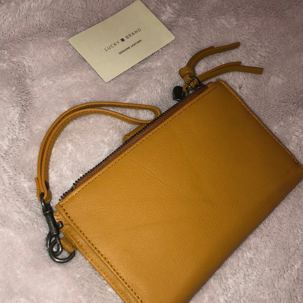 lucky brand tan wristlet/wallet (NWOT)